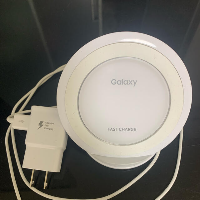 Galaxy(ギャラクシー)のGALAXYワイヤレス充電器 スマホ/家電/カメラのスマートフォン/携帯電話(バッテリー/充電器)の商品写真