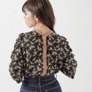 ナチュラルクチュール(natural couture)の新品✨2WAYギャザーパフ配色花柄ブラウス✨ナチュラルクチュール(シャツ/ブラウス(長袖/七分))