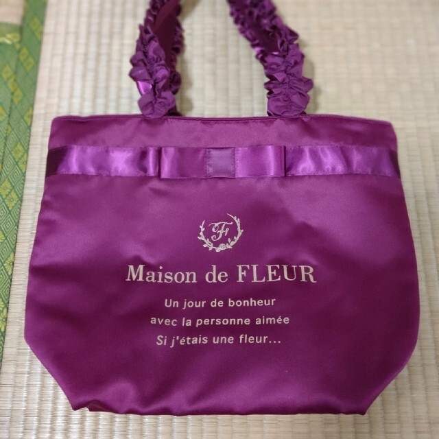 Maison de FLEUR(メゾンドフルール)の【専用出品中】ブランドロゴフリルハンドルトートMバッグ レディースのバッグ(トートバッグ)の商品写真