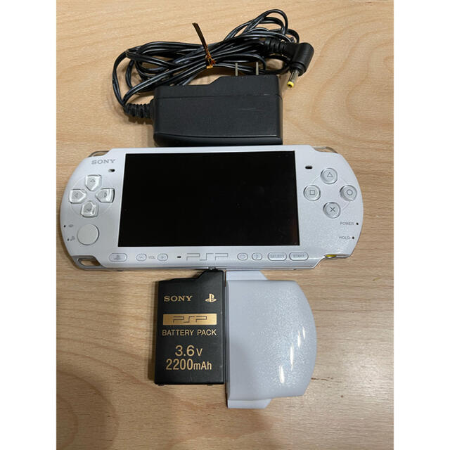 SONY(ソニー)のpsp 3000 バリューパックつき　パールホワイト エンタメ/ホビーのゲームソフト/ゲーム機本体(携帯用ゲーム機本体)の商品写真