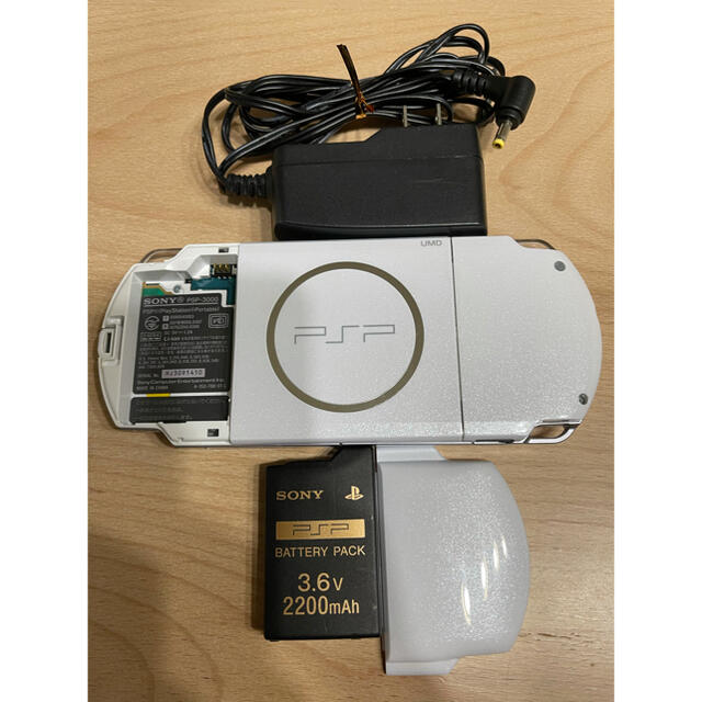 SONY(ソニー)のpsp 3000 バリューパックつき　パールホワイト エンタメ/ホビーのゲームソフト/ゲーム機本体(携帯用ゲーム機本体)の商品写真