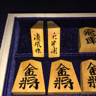 ブランドのギフト 本桂の本格的将棋盤、一舟作駒(黄楊錦旗書)、6寸用駒 