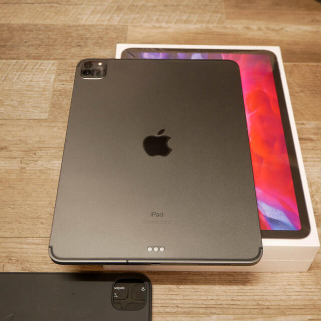 Apple(アップル)のiPad Pro 2020 128GB セルラーモデル+キーボード【美品】 スマホ/家電/カメラのPC/タブレット(タブレット)の商品写真