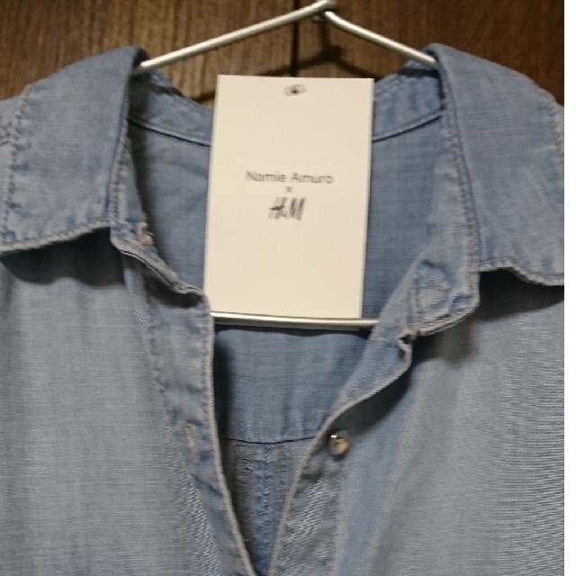 H&M(エイチアンドエム)の安室奈美恵 さんコラボ商品 デニムシャツ H＆M レディースのトップス(シャツ/ブラウス(長袖/七分))の商品写真