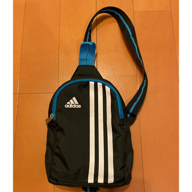 adidas(アディダス)の限定価格:アディダス　adidas 子供用斜め掛け　ショルダーバック キッズ/ベビー/マタニティのこども用バッグ(その他)の商品写真