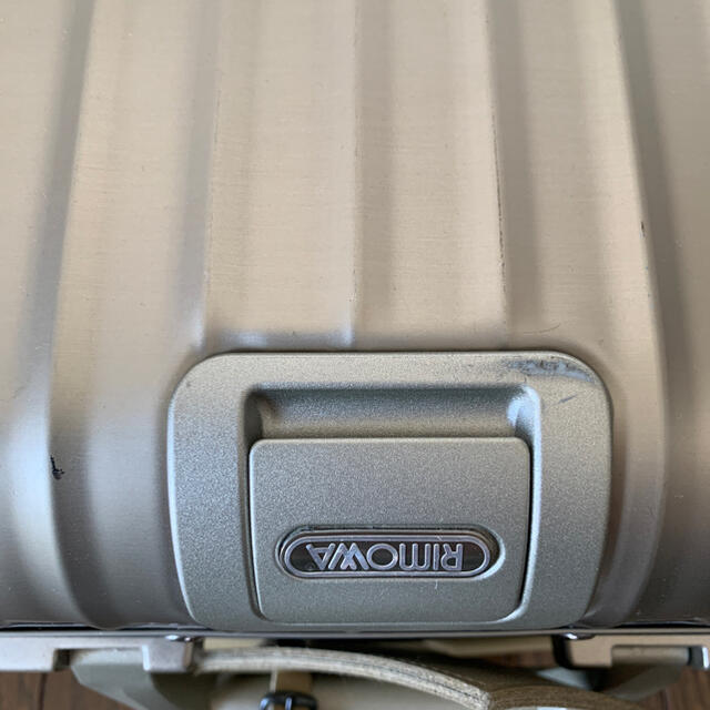 RIMOWA(リモワ)のRIMOWA TOPAS No:94452　2輪35L機内持込可　チタンコールド レディースのバッグ(スーツケース/キャリーバッグ)の商品写真