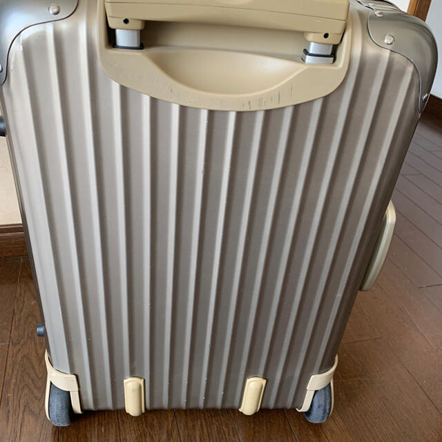 RIMOWA(リモワ)のRIMOWA TOPAS No:94452　2輪35L機内持込可　チタンコールド レディースのバッグ(スーツケース/キャリーバッグ)の商品写真