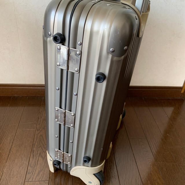 RIMOWA(リモワ)のRIMOWA TOPAS No:94452　2輪35L機内持込可　チタンコールド レディースのバッグ(スーツケース/キャリーバッグ)の商品写真