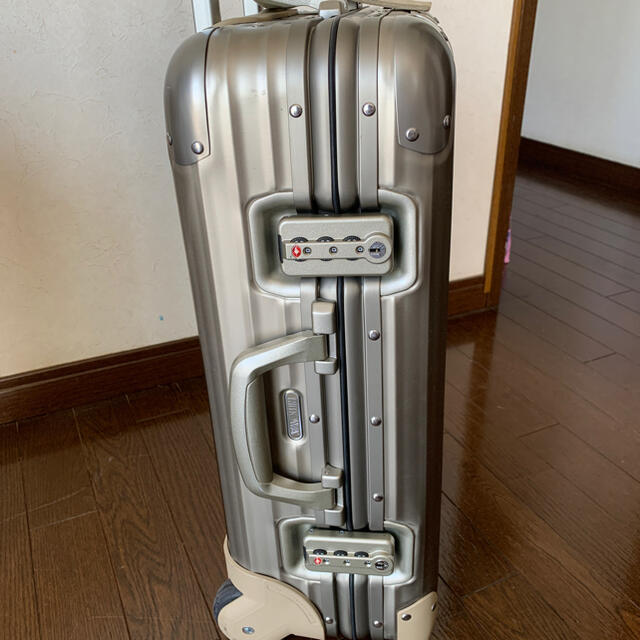 RIMOWA(リモワ)のRIMOWA TOPAS No:94452　2輪35L機内持込可　チタンコールド レディースのバッグ(スーツケース/キャリーバッグ)の商品写真