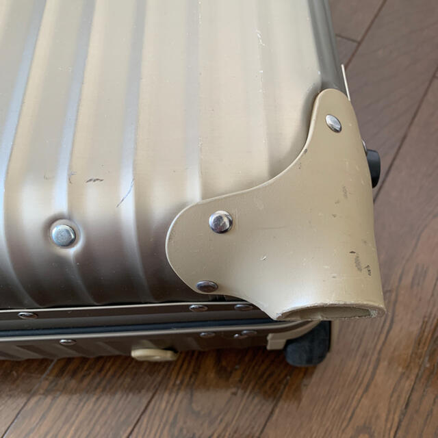 RIMOWA(リモワ)のRIMOWA TOPAS No:94452　2輪35L機内持込可　チタンコールド レディースのバッグ(スーツケース/キャリーバッグ)の商品写真