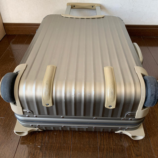 RIMOWA(リモワ)のRIMOWA TOPAS No:94452　2輪35L機内持込可　チタンコールド レディースのバッグ(スーツケース/キャリーバッグ)の商品写真