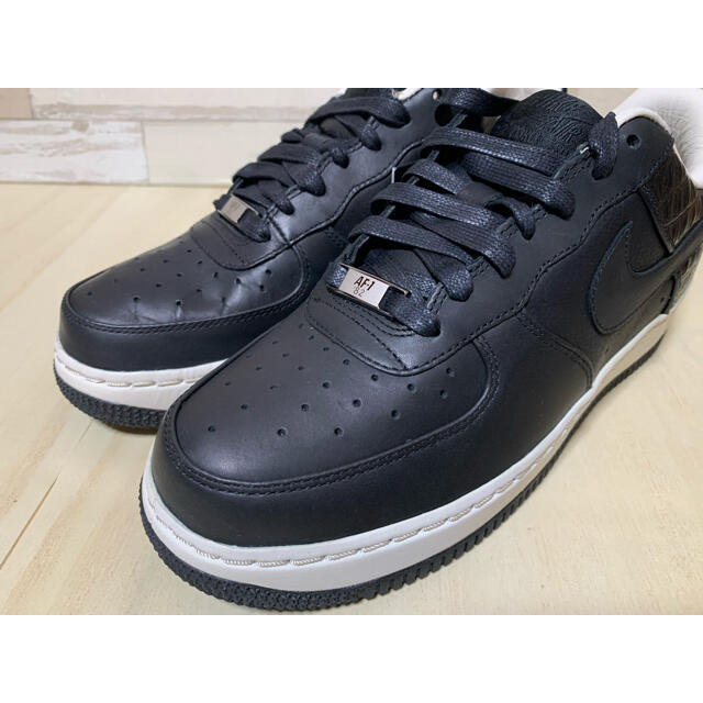 NIKE(ナイキ)のNIKE AIR FORCE 1 LOW SUPREME 07 QK TEIR0 メンズの靴/シューズ(スニーカー)の商品写真