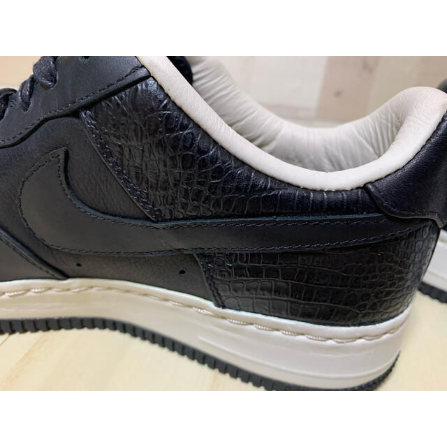 NIKE(ナイキ)のNIKE AIR FORCE 1 LOW SUPREME 07 QK TEIR0 メンズの靴/シューズ(スニーカー)の商品写真