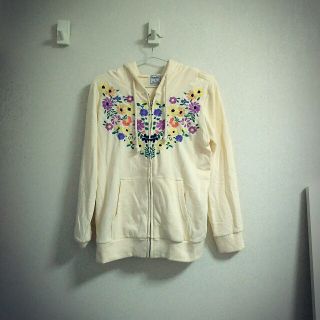 パラビオン(Par Avion)のパラビオン 花刺繍パーカー(パーカー)