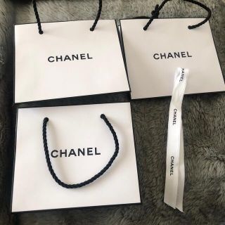 シャネル(CHANEL)の美品　CHANEL 紙袋　ミニサイズ　3個セットリボン　結婚式などディスプレイ(ショップ袋)