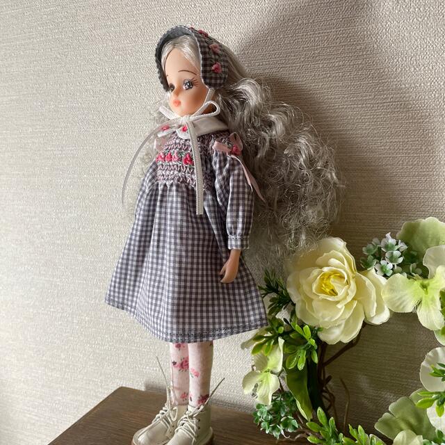 リカちゃんハンドメイド服　スモッキングとミニ薔薇刺繍のワンピースセット