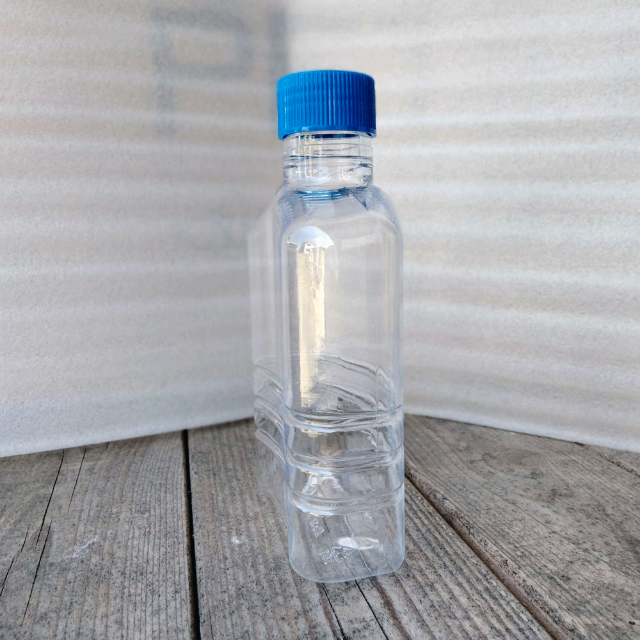 【新品未使用品】ペットボトル　300ml 190本入　ブルーキャップ付き その他のその他(その他)の商品写真