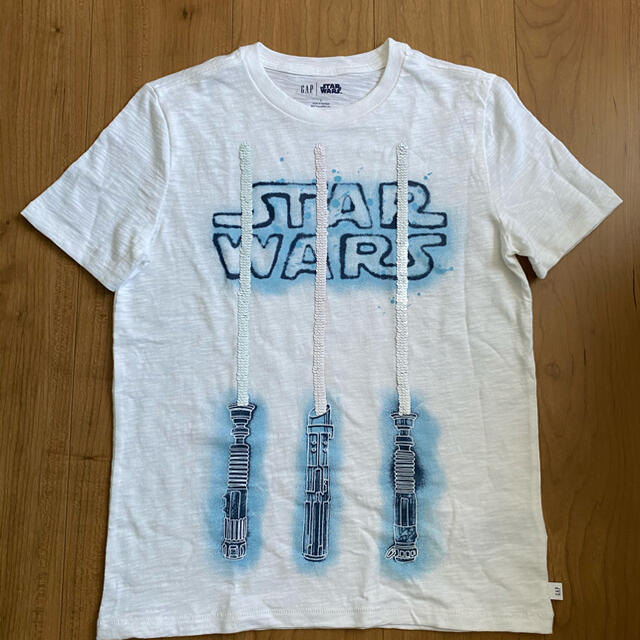 GAP Kids(ギャップキッズ)のGAP スターウォーズ star wars 半袖Tシャツ スパンコール 140 キッズ/ベビー/マタニティのキッズ服男の子用(90cm~)(Tシャツ/カットソー)の商品写真