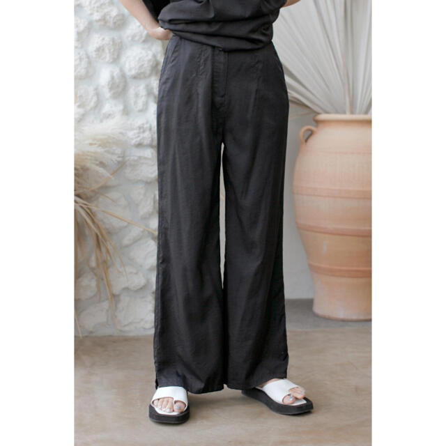 room306 CONTEMPORARY(ルームサンマルロクコンテンポラリー)の定価以下.room306🌿 Matt Satin Wide Pants/ S レディースのパンツ(カジュアルパンツ)の商品写真