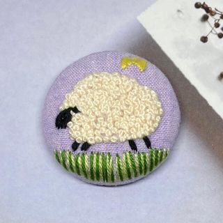 ひつじ 刺繍ブローチ　ハンドメイド(コサージュ/ブローチ)