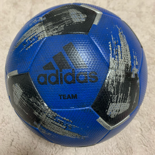 adidas(アディダス)のアディダス　サッカーボール　5号球 スポーツ/アウトドアのサッカー/フットサル(ボール)の商品写真