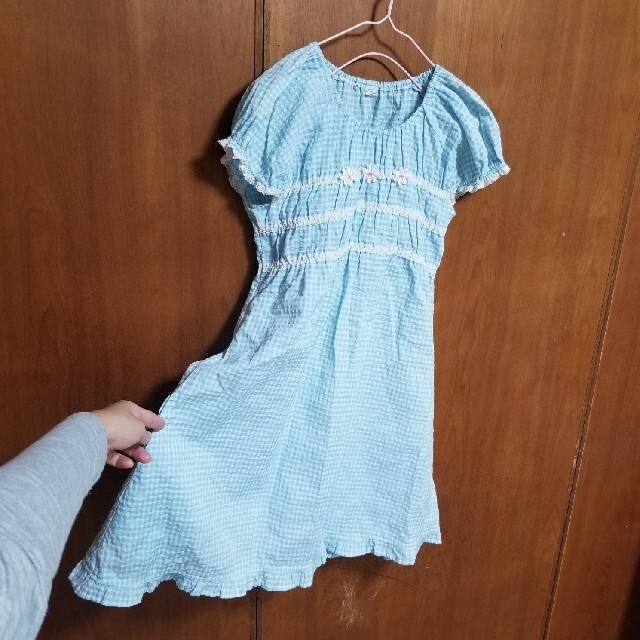 西松屋(ニシマツヤ)の水色ワンピース　140cm キッズ/ベビー/マタニティのキッズ服女の子用(90cm~)(ワンピース)の商品写真