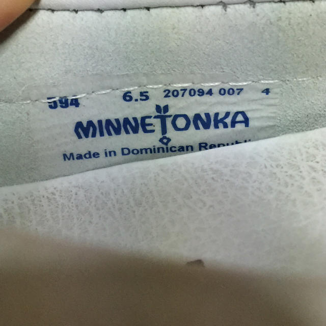 Minnetonka(ミネトンカ)のミネトンカ キルティ アンビーデッド ホワイト レディースの靴/シューズ(スリッポン/モカシン)の商品写真