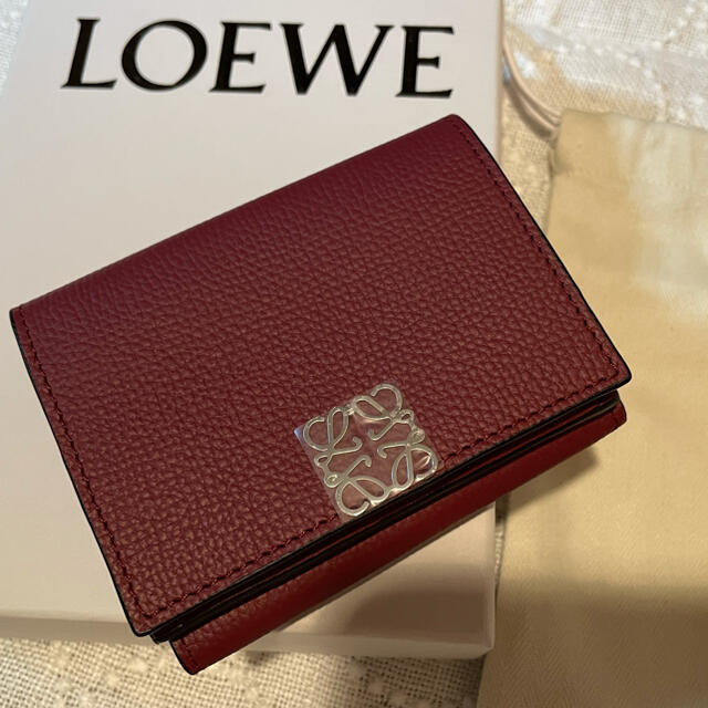 LOEWE(ロエベ)の新品未使用☆ロエベ　6CC 三つ折り財布　新色　ベリー レディースのファッション小物(財布)の商品写真