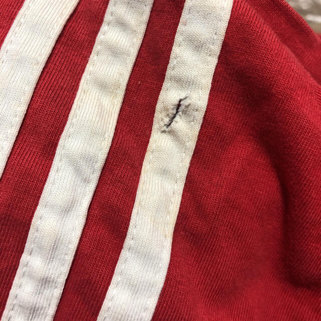 adidas(アディダス)のLサイズぐらい 古着 アディダス 半袖 Tシャツ 赤 刺繍 ロゴ ワンポイント メンズのトップス(Tシャツ/カットソー(半袖/袖なし))の商品写真