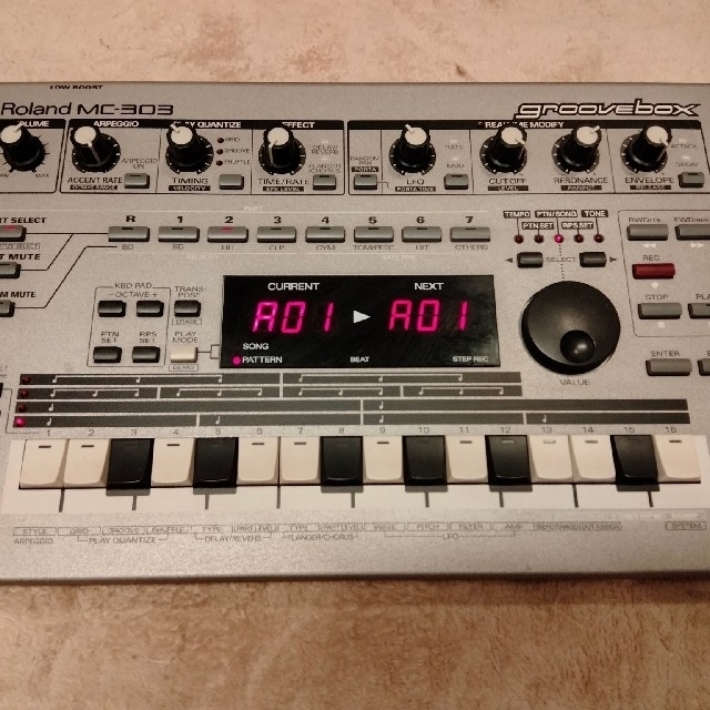 Roland MC-303 groovebox 何でも揃う 8925円 gredevel.fr-メルカリは誰