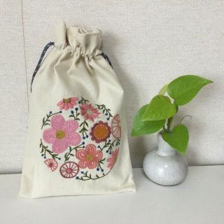 お値下げ❗️刺繍巾着　花(ポーチ)