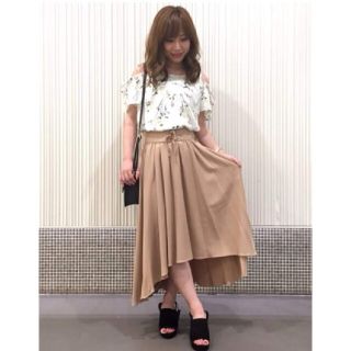 イング(INGNI)の238*NEW!!INGNI/イング★肩あき花柄トップス✩オフホワイト♪Ｍ(シャツ/ブラウス(半袖/袖なし))