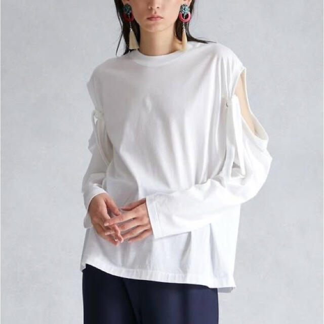 TOGA(トーガ)の18 さま　　トーガプルラ　ホワイト　ロンT レディースのトップス(Tシャツ(長袖/七分))の商品写真