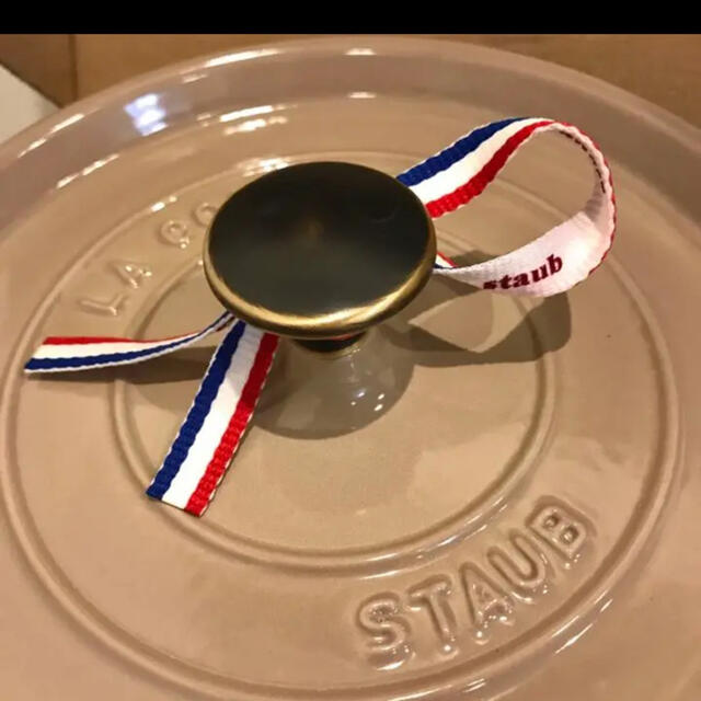 STAUB(ストウブ)の【新品未使用】ストウブ　ピコ　ココット　リネン　22cm （セサミ） インテリア/住まい/日用品のキッチン/食器(鍋/フライパン)の商品写真