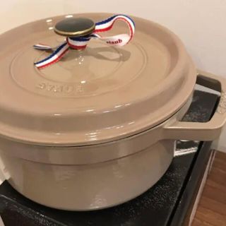 ストウブ(STAUB)の【新品未使用】ストウブ　ピコ　ココット　リネン　22cm （セサミ）(鍋/フライパン)