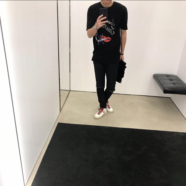 Saint Laurent(サンローラン)の人気サイズ‼️サンローラン　オーバーサイズ　スモーキングリップ Tシャツ  XS メンズのトップス(Tシャツ/カットソー(半袖/袖なし))の商品写真