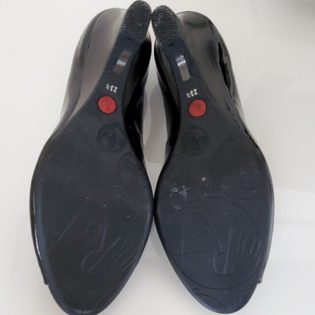 unReef(アンリーフ)のアンリーフ　黒　エナメル　オープントゥパンプス レディースの靴/シューズ(ハイヒール/パンプス)の商品写真