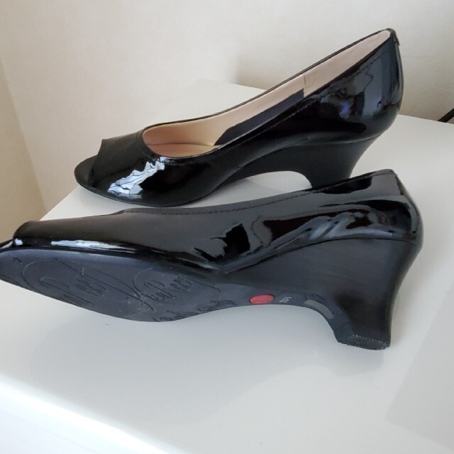 unReef(アンリーフ)のアンリーフ　黒　エナメル　オープントゥパンプス レディースの靴/シューズ(ハイヒール/パンプス)の商品写真