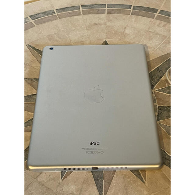 Apple(アップル)のApple iPad Air Wi-Fi 128GB シルバー ME906J/A スマホ/家電/カメラのPC/タブレット(タブレット)の商品写真