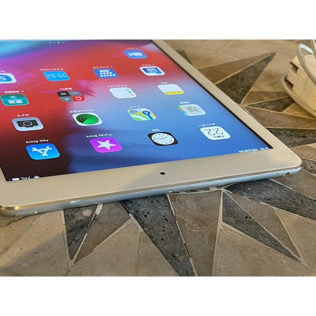 Apple(アップル)のApple iPad Air Wi-Fi 128GB シルバー ME906J/A スマホ/家電/カメラのPC/タブレット(タブレット)の商品写真