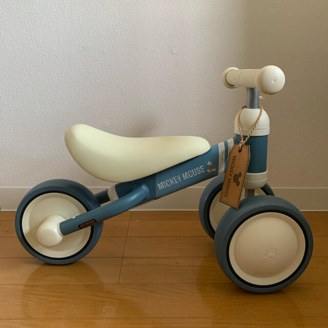 Disney(ディズニー)のD-bike mini mickeyデザイン キッズ/ベビー/マタニティの外出/移動用品(三輪車)の商品写真