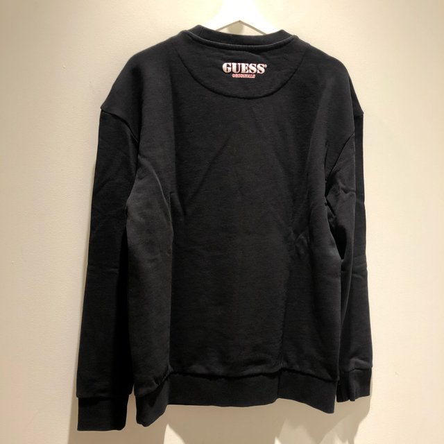 GUESS(ゲス)のGUESS × MICKEY Sサイズ SWEATER  トレーナー　新品未使用 メンズのトップス(スウェット)の商品写真