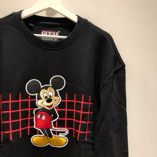 GUESS(ゲス)のGUESS × MICKEY Sサイズ SWEATER  トレーナー　新品未使用 メンズのトップス(スウェット)の商品写真