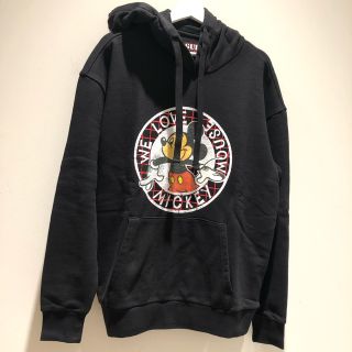 ゲス(GUESS)のGUESS × ミッキー ML1K7786DE Sサイズ BLK 新品未使用！(パーカー)