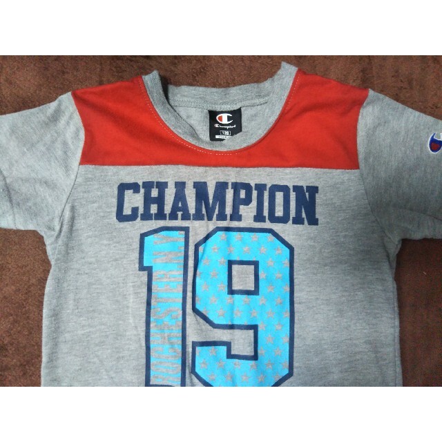 Champion(チャンピオン)の送料込☆　チャンピオン　Tシャツ　120サイズ キッズ/ベビー/マタニティのキッズ服男の子用(90cm~)(Tシャツ/カットソー)の商品写真