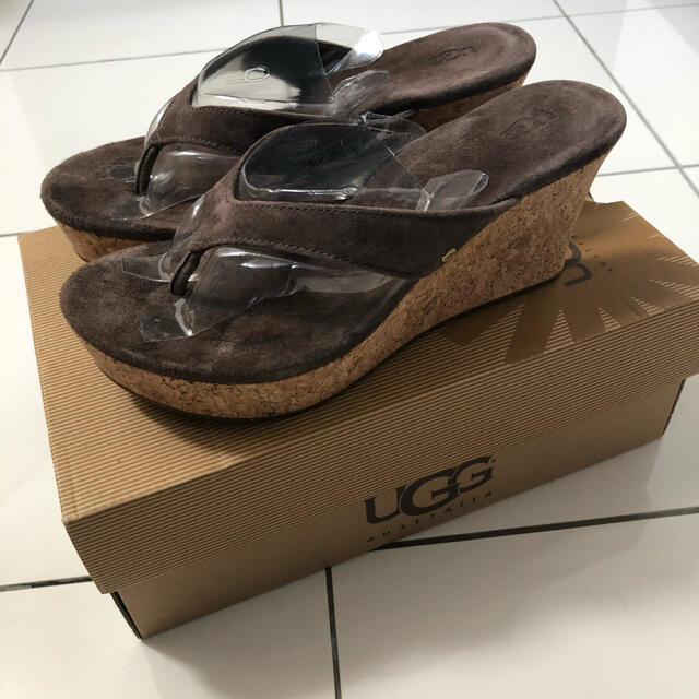 UGG(アグ)の激レアUGG W NATASSIA ビーサン トング ウエッジ コルク サンダル レディースの靴/シューズ(サンダル)の商品写真