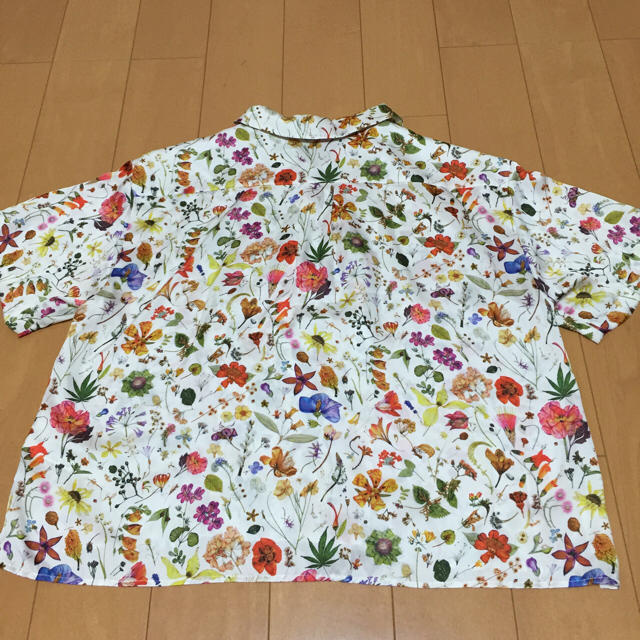 Adam et Rope'(アダムエロぺ)のアダムエロペの花柄シャツ♡ レディースのトップス(シャツ/ブラウス(半袖/袖なし))の商品写真