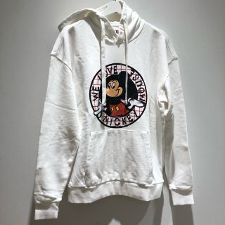 ゲス(GUESS)のGUESS × ミッキー フーディ ML1K7786DE 新品未使用です。(パーカー)