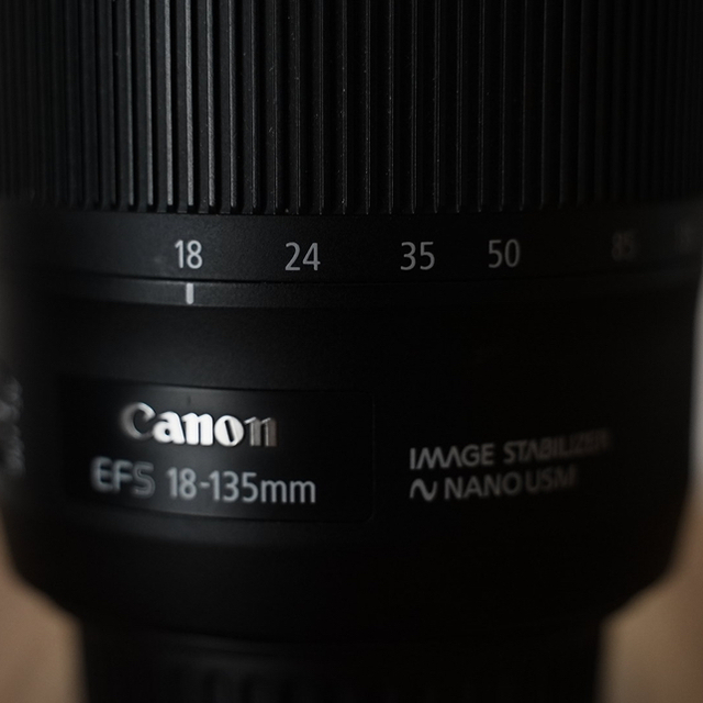 Canon(キヤノン)のCanon EF-S18-135mm F3.5-5.6 IS USM APS-C スマホ/家電/カメラのカメラ(レンズ(ズーム))の商品写真