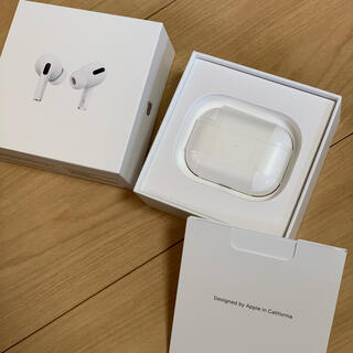 アップル(Apple)の【新品未使用】Apple AirPods 充電ケース+ライトニングケーブル(ヘッドフォン/イヤフォン)